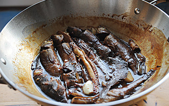 家常味最好味【家常烧杂鱼】,盖锅盖小火烧10分钟，加入少许盐调味，开着锅盖大火收汁，汤汁浓即可出锅。