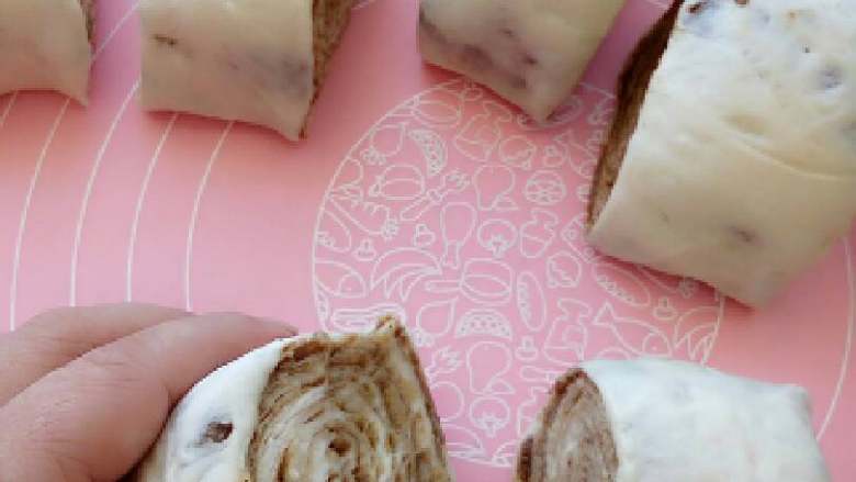 麻酱烧饼+#夏天的味道#,用刀将面卷分成9等份,看图这时层数已很多