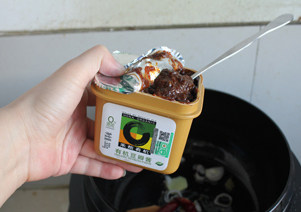 骨酥肉烂味道浓郁——酱香鸡 ,放入豆瓣酱小火炒片刻,炒出酱香味道。