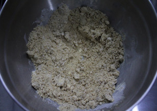 用可以吃的杯子装奶油——曲奇奶油杯 ,把低筋面粉和步骤3的混合物混合均匀,搓成粗粗的颗粒状。