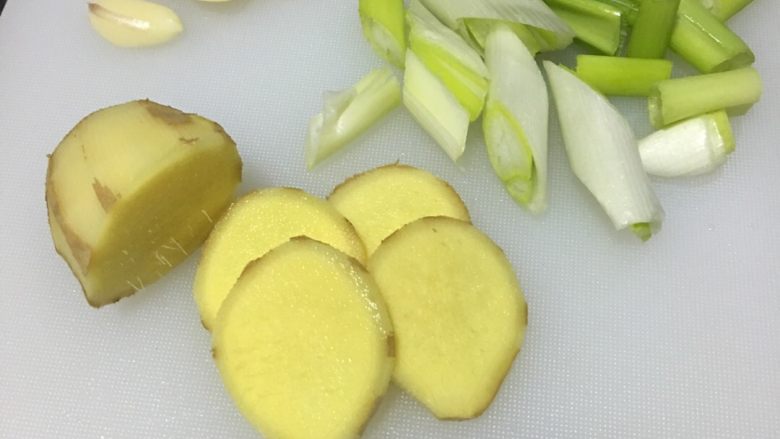 「吃货久久」好吃哭的健康五香排骨,大葱切断 葱叶切片 大蒜整颗不用切 生姜切片 小葱切断
