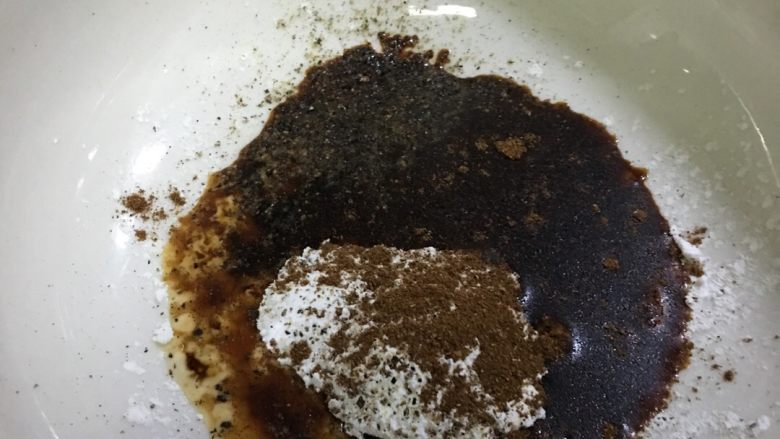 「吃货久久」好吃哭的健康五香排骨,准备腌料 这个很重要!我用了 五香粉 生粉 胡椒粉 老抽 料酒 拌匀了再倒入排骨拌匀