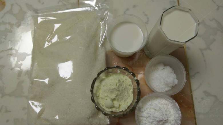 牛奶椰蓉小方,准备好所有食材。