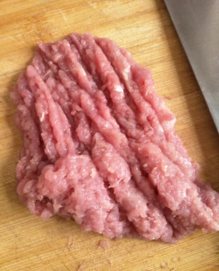 鸡蛋酿肉,<a style='color:red;display:inline-block;' href='/shicai/ 429'>瘦肉</a>剁细，越细越好