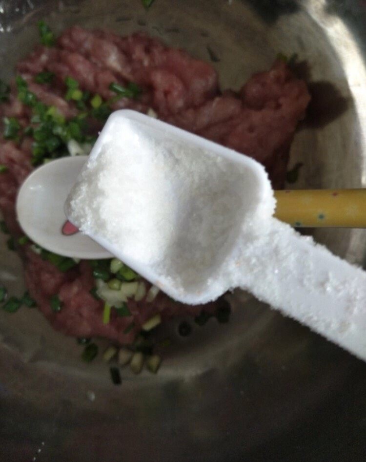 鸡蛋酿肉,加入适量的盐
