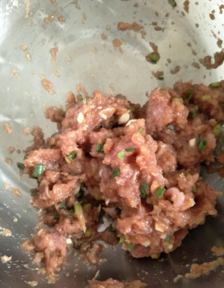鸡蛋酿肉,然后用筷子搅拌均匀
