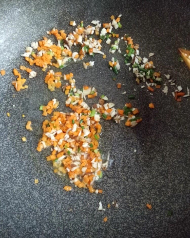 鸡蛋酿肉,锅里加少许油，把香菇和胡萝卜放进锅里炒一下