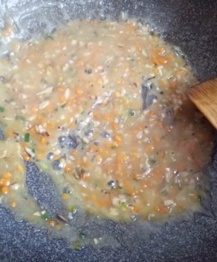 鸡蛋酿肉,倒进锅里，加入少许盐，汤汁浓稠就可以了