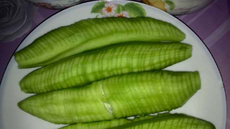 蒜蓉咸蛋蒸白瓜,<a style='color:red;display:inline-block;' href='/shicai/ 3394'>白瓜</a>去皮 切的时候一侧各放一根筷子 这样就不会切断啦 <a style='color:red;display:inline-block;' href='/shicai/ 2795'>蒜头</a>切末 <a style='color:red;display:inline-block;' href='/shicai/ 16'>咸蛋</a>煮熟后切粒 
