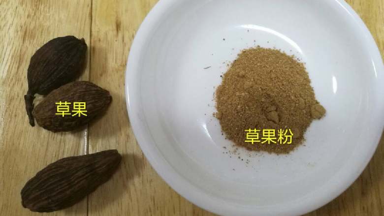 彩色糯米蛋,香料：草果是一种天然果实，普遍用于卤水、炖汤等烹调里，我更喜欢弄成粉用来做其它用途。<a style='color:red;display:inline-block;' href='/shicai/ 144251'>草果粉</a>就是用草果烤制或干炒香脆后冷却用搅拌机打的粉（可提前备好，随时取用）