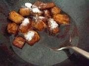 糖醋排骨,锅内放排骨,腌排骨的水,三汤勺白<a style='color:red;display:inline-block;' href='/shicai/ 10588'>糖</a>(大胆的放<a style='color:red;display:inline-block;' href='/shicai/ 10588'>糖</a>吧,三汤匙,别怕多)。半碗肉汤大火烧开,调入半茶匙盐提味
