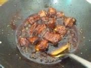 糖醋排骨,小火焖十分钟大火收汁,收汁的时候最后加一汤匙香醋,那个酸甜口就出来了
