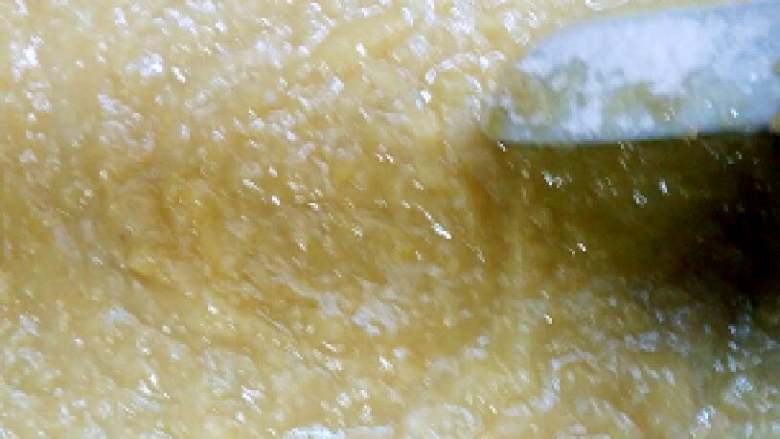 自制绿豆糕+#夏天的味道#,打开电高压锅,趁热加入冰糖粉搅拌至溶化。