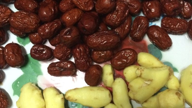 红枣姜糖膏+#夏天的味道#,把辣姜洗干净去皮,红枣也洗干净