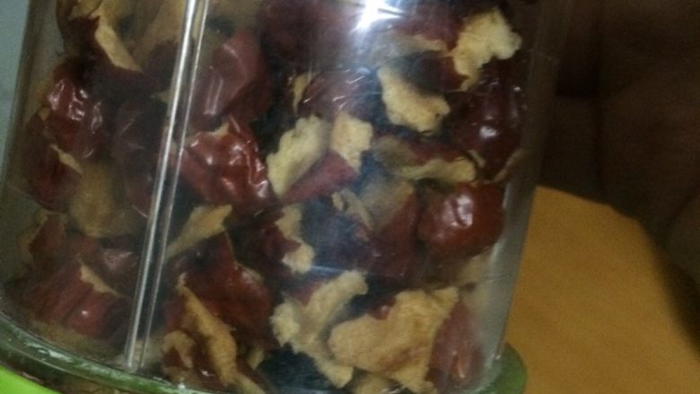 红枣姜糖膏+#夏天的味道#,把红枣放入打果汁机里,加入少许的水