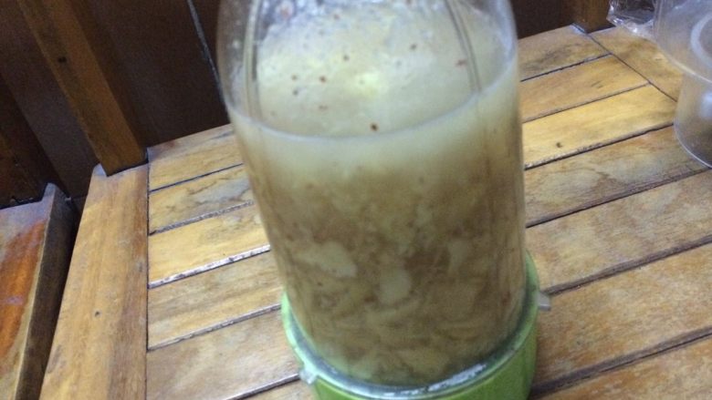 红枣姜糖膏+#夏天的味道#,再把姜放进去,加入少许水