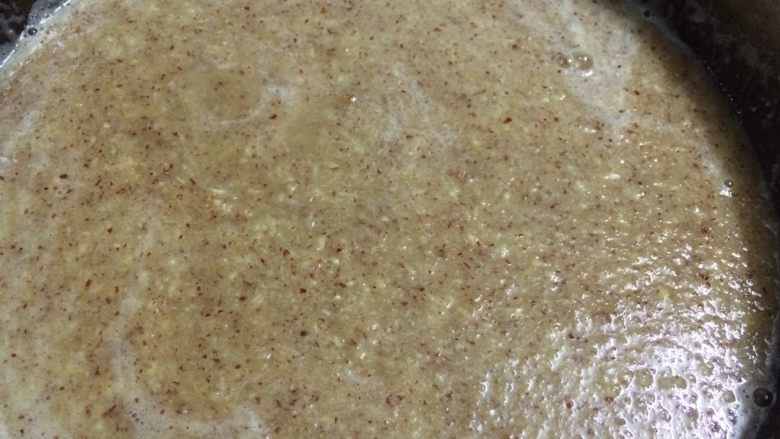 红枣姜糖膏+#夏天的味道#,打好的红枣,姜,放入锅里拌匀,(有沙锅的最好,用沙锅熬,我家没有就将就用铁锅熬了)