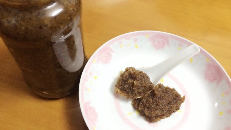 红枣姜糖膏+#夏天的味道#,装进干净的玻璃瓶里,盖好,可以放入冰箱保鲜,吃时再拿出来