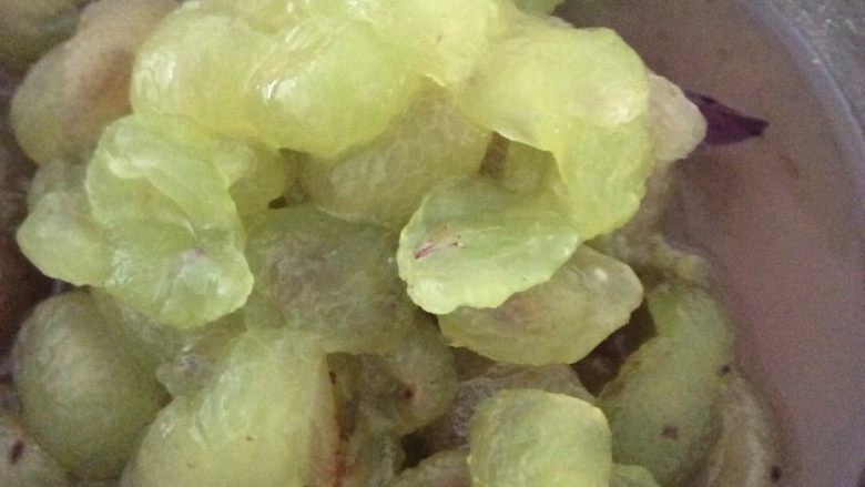 去皮葡萄酱,把葡萄全部剥皮去籽,如果能买到没有籽的葡萄就更省心啦。
