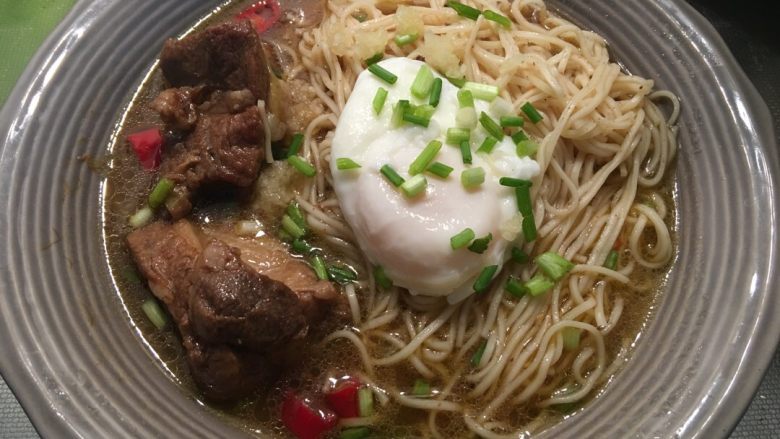 「吃货久久」葱香蒜蓉排骨汤竹升面,倒入的顺序是:先倒入汤,利用高温把碗底的配料冲香,搅拌均匀后,倒入沥干的面条,再加上鸡蛋,最后撒葱花蒜泥,以做装点。