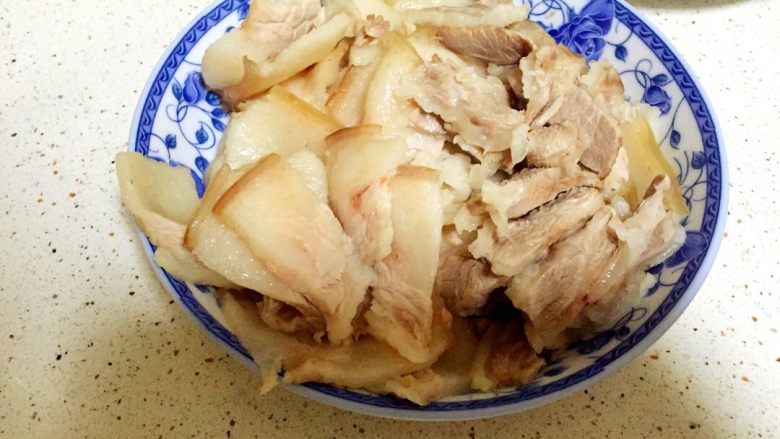 时蔬小炒肉, 1、最好是买好一点的五花肉,我这个不是太好.
2、将市场上买回来的五花肉洗干净,
3、然后锅里加水.再加几片姜,将洗干净的五花肉放锅里煮30分钟即可.
4、取出来冷却切片即可。如图所示