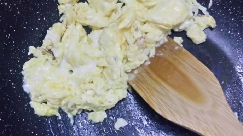 鸡蛋火腿,油热后倒入鸡蛋，将鸡蛋煎熟后倒入盘中备用