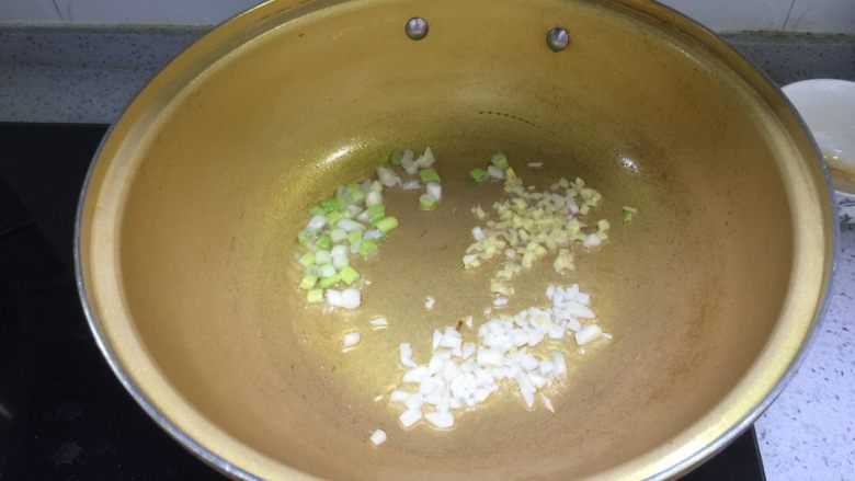 开洋蒲菜,取炒锅加热,加一勺烹调油,加入葱姜蒜碎炒香