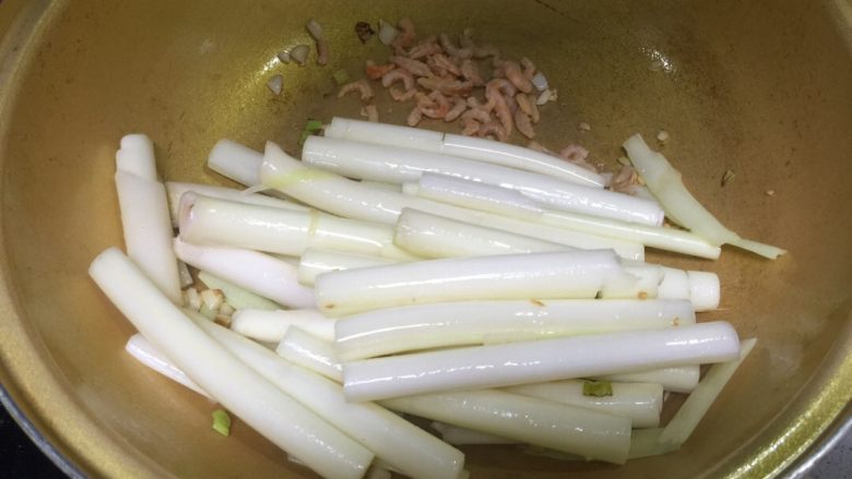 开洋蒲菜,加入虾米和蒲菜煸炒