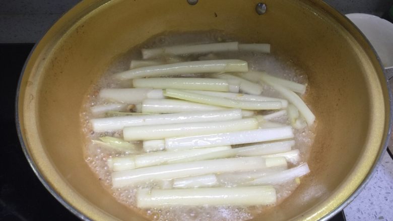开洋蒲菜,蒲菜炒软后加入一碗高汤(骨头汤或鸡汤),加盖煮二分钟