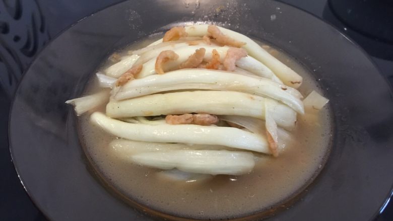开洋蒲菜,加入盐鸡精胡椒面调味出锅。
我放的是黑胡椒,汤有点暗,加白胡椒更好看些。