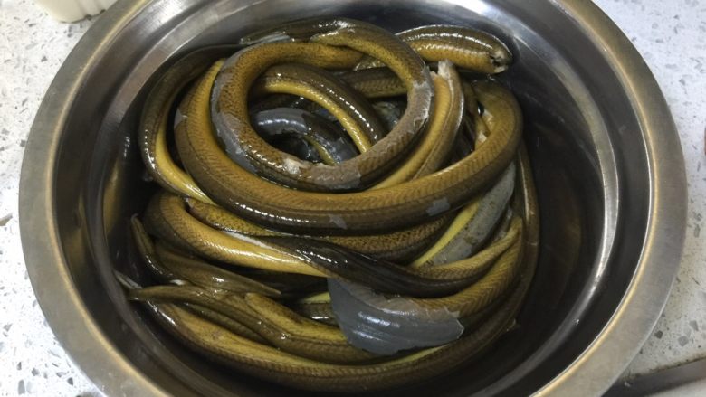 软兜长鱼,菜市场买汆烫剥好的鳝鱼肉片500克洗净。淮安每个菜场均有售。如他地没有,可选购小鳝鱼1000克,锅内放入清水2000毫升、粗盐、香醋100 克、葱结、姜片,用旺火烧沸,速倒入长鱼(鳝鱼),盖紧锅盖,待长鱼停止窜动,嘴张开,水沸后再加入少量清水,并用手勺轻轻地将长鱼推动翻身,焖约3 分钟;然后取出去骨留肉。