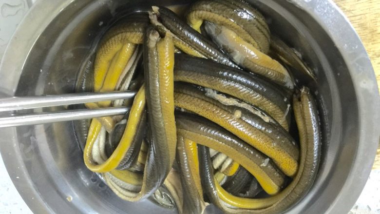 软兜长鱼,烫好的鳝鱼片捞出,凉后加小粉,精油,酱油,盐,白糖腌制一刻