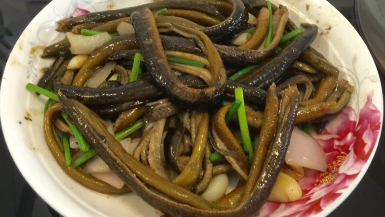 软兜长鱼,成品。我还加了点洋葱,韮菜苔调味。