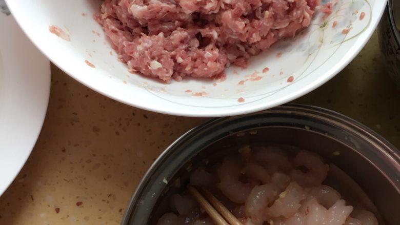 港式鲜虾馄饨,把前腿肉剁成肉泥，加入少许盐，糖，鸡精，生姜末，<a style='color:red;display:inline-block;' href='/shicai/ 17'>蛋清</a>一个搅拌均匀。<a style='color:red;display:inline-block;' href='/shicai/ 301'>鲜虾</a>仁去虾线用黄酒，少许盐，糖，生姜末，香油抓匀腌制两小时。