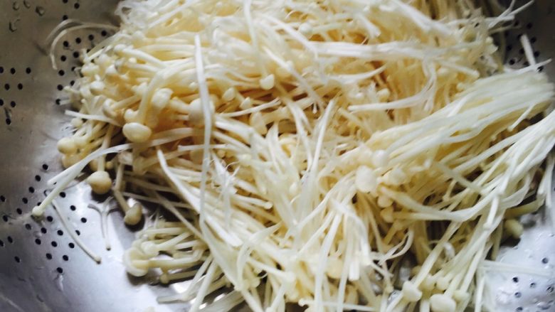 培根金针菇卷,<a style='color:red;display:inline-block;' href='/shicai/ 234'>金针菇</a>洗净