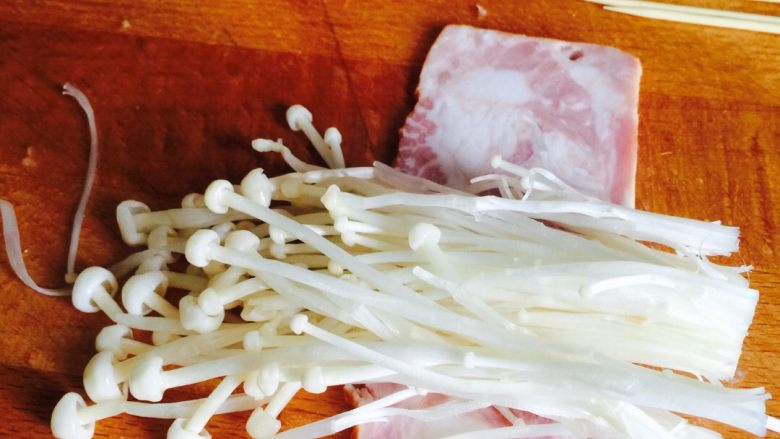 培根金针菇卷,<a style='color:red;display:inline-block;' href='/shicai/ 443'>培根</a>卷金针菇用牙签固定