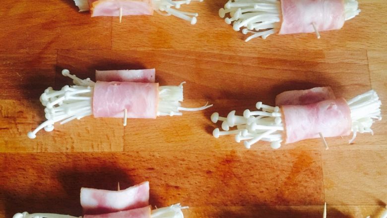 培根金针菇卷,码放整齐😂