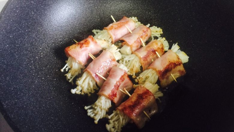 培根金针菇卷,放少许油煎至两面微黄