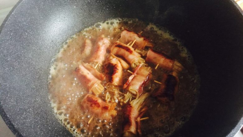 培根金针菇卷,放水和一点点的<a style='color:red;display:inline-block;' href='/shicai/ 788'>生抽</a>和<a style='color:red;display:inline-block;' href='/shicai/ 721'>蚝油</a>（真的只需要一点点，否则会咸）