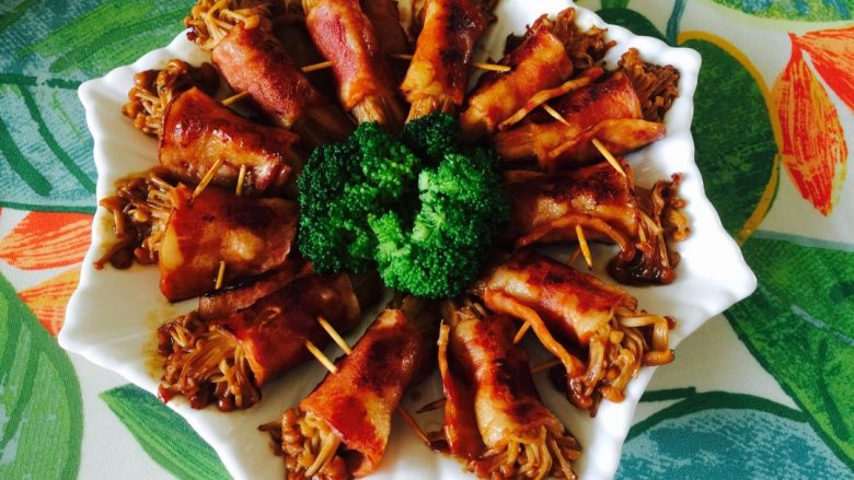 培根金针菇卷,装盘上桌啦～✌️