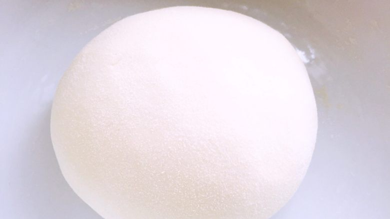 蘑菇🍄饺子#有个故事#,清水里加少许盐和面后、醒发半个小时