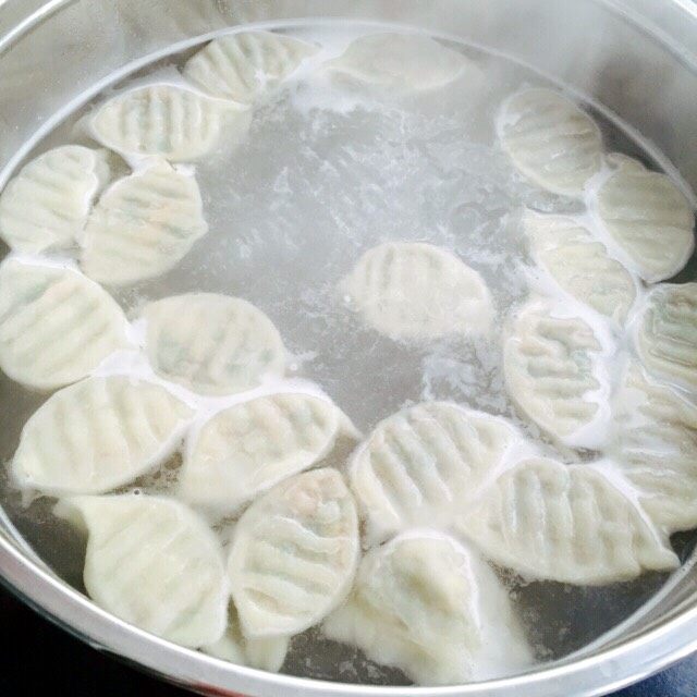 蘑菇🍄饺子#有个故事#,锅里烧开水、把饺子放进去煮、开锅后依次添3次冷水后即可