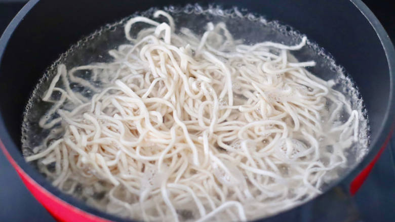 风味芥末沙拉凉面,锅中倒入适量的清水烧开,放入新鲜碱面。
