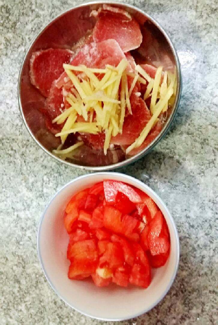 自制一根面#面条变身计划#,里脊肉切片用料酒 ,盐,生姜丝,淀粉抓匀腌制一下,番茄去皮切块备用。