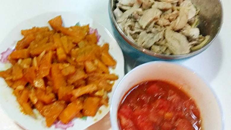 自制一根面#面条变身计划#,锅烧热下色拉油多一点,下肉片进行翻炒,见肉片便白捞出沥干油分即可。锅烧热加入适量的油下蒜末,放入南瓜条炒熟即可,用同样的方法炒熟番茄备用。