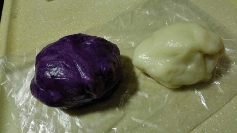 冰皮月饼,蒸熟的面糊,用筷子使劲的搅拌至顺滑。然后等待其冷却,揉光滑,就是冰皮了。取一半加入紫薯泥揉匀。