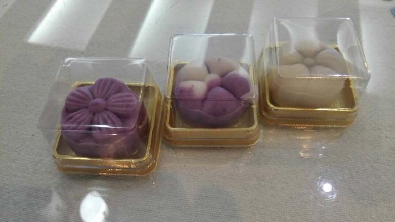冰皮月饼,包装好,放冰箱冷藏。冷藏一夜后更好吃哦😊