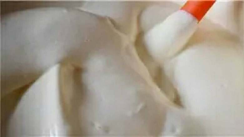 肉松卷,再倒入全部蛋白糊中切拌均匀,用手抽比较方便!这个面糊拌好后是非常细腻的哦