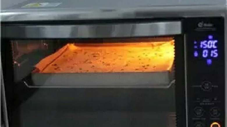 肉松卷,预热烤箱中层上火160下火150烤16分钟