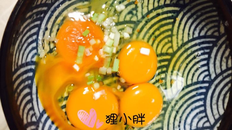 脆哨炒鸡蛋,<a style='color:red;display:inline-block;' href='/shicai/ 9'>鸡蛋</a>打入碗里，放盐和葱花打匀